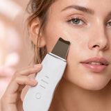 DermaGlow Pro en uso sobre la piel, detalle